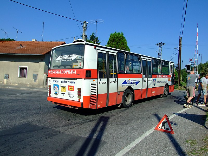 File:Nižbor, autobus berounské MHD.jpg