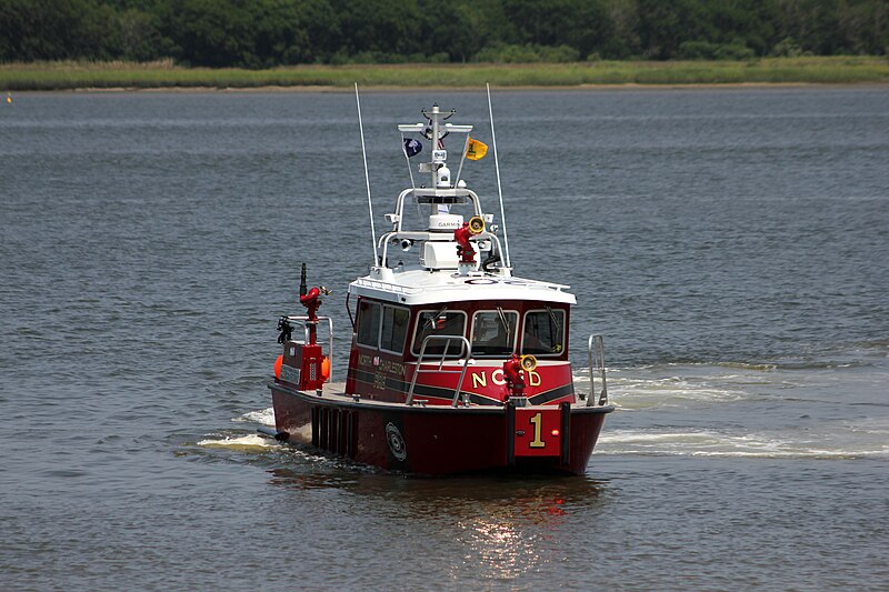 File:North Charleston Fire Department's fireboat, NCFD Marine 1 -a.jpg