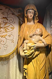 Fotografia da estátua de Nossa Senhora da Garganta carregando o menino Jesus nos braços.