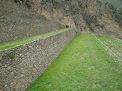 Gros-plan sur les plateformes de plantation des mêmes terrasses incas à Ollantaytambo.
