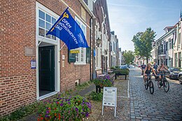 Open Monumentendag 2023 in Naarden, met de wapperende vlag in nieuwe huisstijl