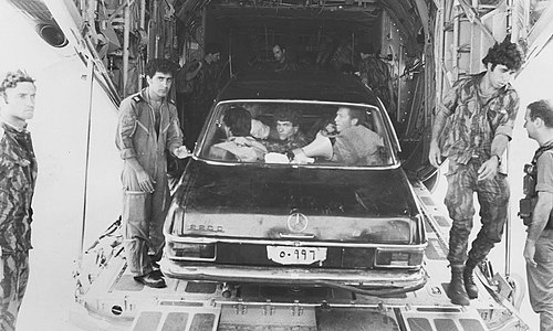 לוחמי סיירת מטכ"ל עם שובם ממבצע יונתן באחד ממטוסי ההרקולס שהשתתפו במבצע עם המרצדס ששימש אותם בפשיטה, 1976