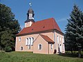 Kirche mit Ausstattung, zwei Grabmale neben dem Kirchenportal (eingelassen in die Wände), Kirchhofsmauer mit Tor sowie zwei Reliefs an den Torpfeilern