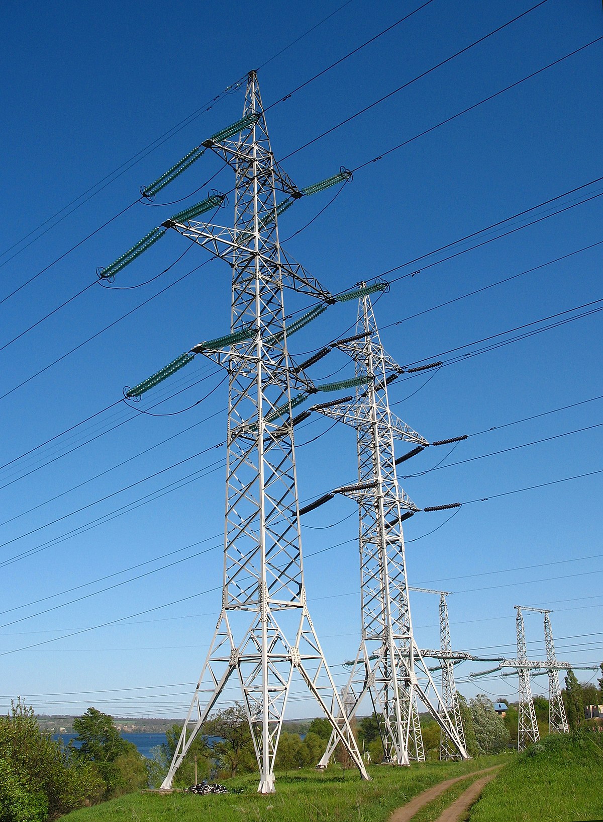 File:Overhead power lines in Dnipro, Ukraine.jpg - Wikimedia Commons