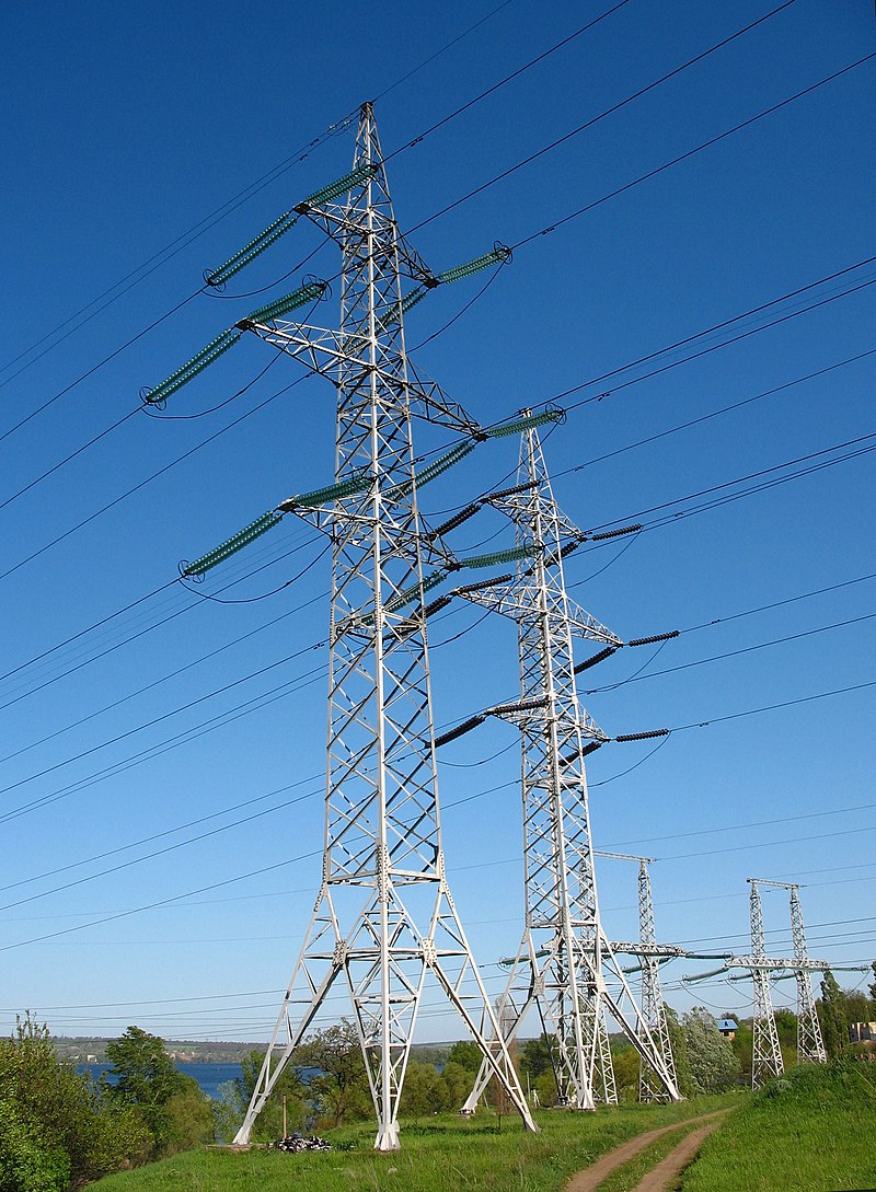 800px-Overhead_power_lines_in_Dnipro,_Uk