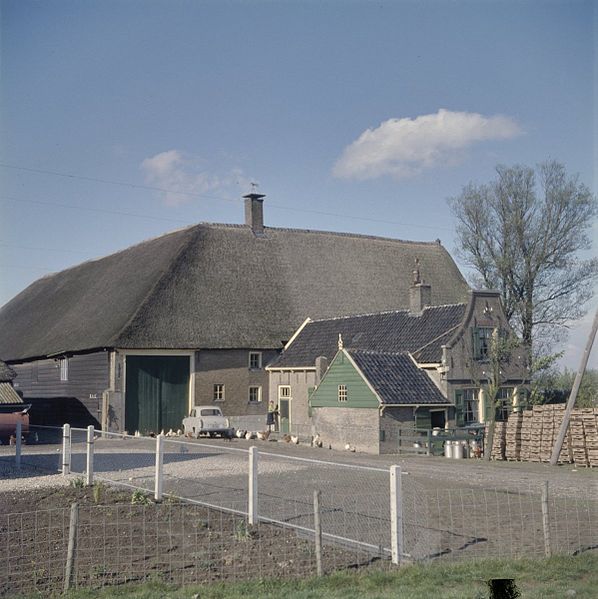 File:Overzicht van de boerderij vanaf de weg, met rechts het aangebouwde zomerhuis - Hekelingen - 20381276 - RCE.jpg