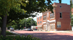 East Smith Street na praça da cidade com o edifício histórico maçônico de 1915.