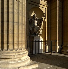 Una columna dórica acanalada con la estatua de san Pablo esculpida por Émile Thomas.