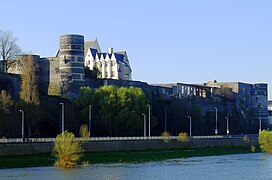 Το κάστρο της Ανζέ δεσπόζει πάνω στον ποταμό Μαιν