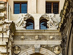 Le sculture attribuite al Medici e presenti sul cavalcavia che collega lo scalone al corpo principale della Loggia