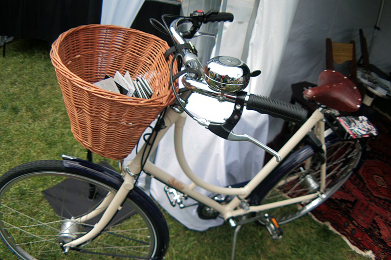 File:Pashley wicker basket.jpg