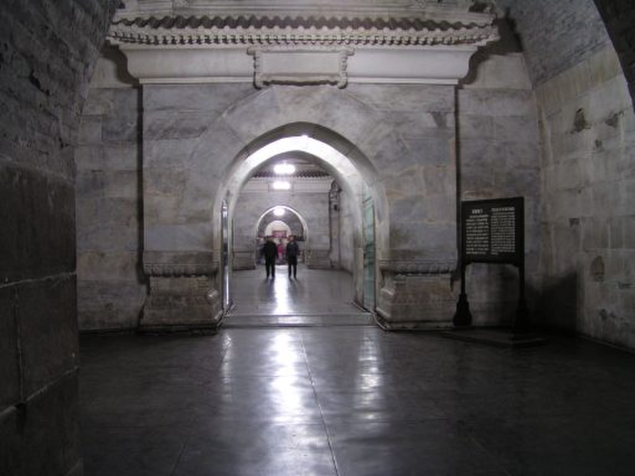 Китайская гробница часы. Гробница Динлин. Подземный дворец Динлин. Вход в мавзолей династии.