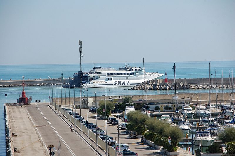 File:Pescara 2010-by-RaBoe-107.jpg