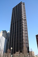 ダウンタウン・ピッツバーグに建つ超高層ビル 左: USスチール・タワー　中央: BNYメロン・センター　右: ワン・PPGプレイス