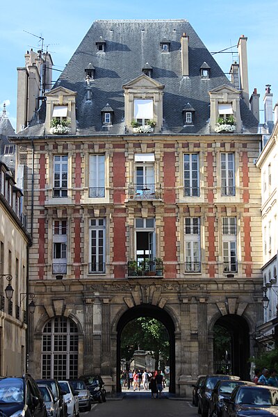 File:Place des Vosges. Pabellón del rey. 02.JPG