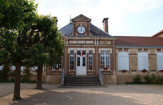 Ang Town Hall sa Poilly-Sur-Toolon