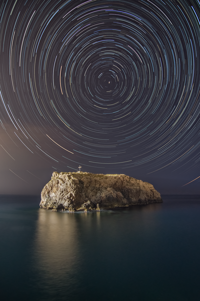 File:Polignano a Mare - Isola di San Paolo - startrail.png