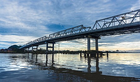 Fail:Pontianak Kapuas Bridge.jpg