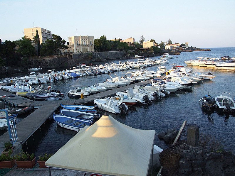 File:Porto turistico di Ognina Catania - Gommoni e Barche - Creative Commons by gnuckx - panoramio (16).jpg