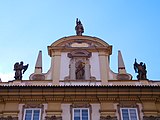 Praha - Staré Město, Staroměstské náměstí 7, štít se sochami