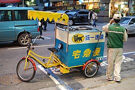 台湾の宅配便（ヤマト系列）の三輪車