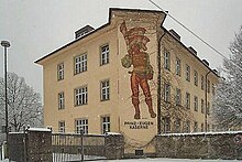 Die ehem. Prinz-Eugen-Kaserne in Traunstein mit Gemälde des deutschen Landsknechts (1935–2002)