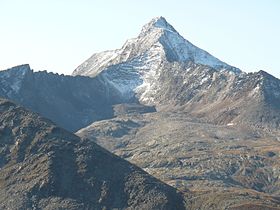 Vista de la torre Lavina desde el Valle de Aosta.