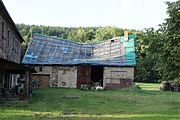 Čeština: Propadlá střecha u stodoly u domu číslo popisné 324 v raspenavské Hejnické ulici.