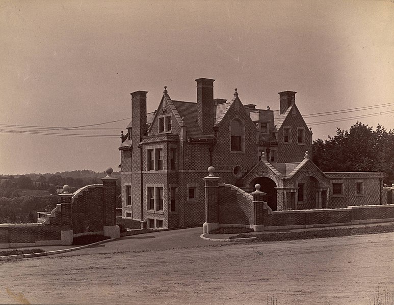 File:Residence, Brookline, Massachusetts (3678124047).jpg