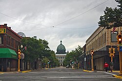 Mirando hacia el este en el centro de Rhinelander con vista de la cúpula del Palacio de Justicia del Condado de Oneida