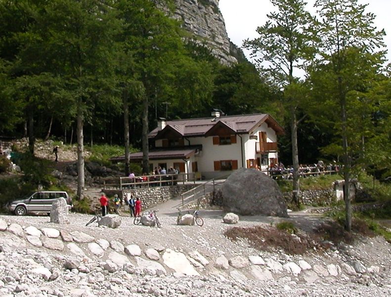 File:Rifugio Croz dellAltissimo - Dolomiti di Brenta - 01.jpg