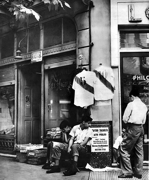 River Plate jerseys exhibited in a corner of the city of Buenos Aires in 1955