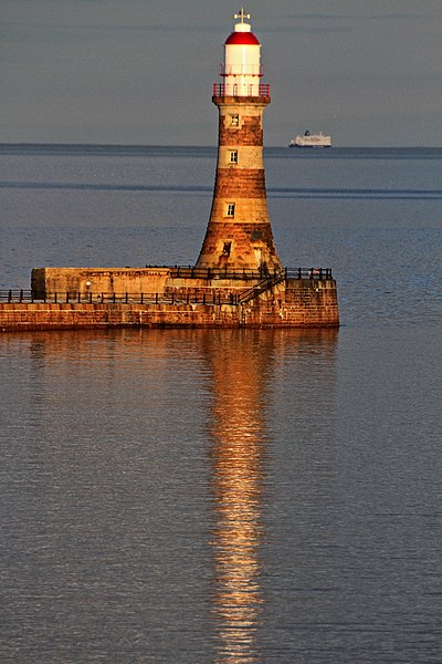 File:Roker Lighthouse, Sunderland, UK - panoramio.jpg