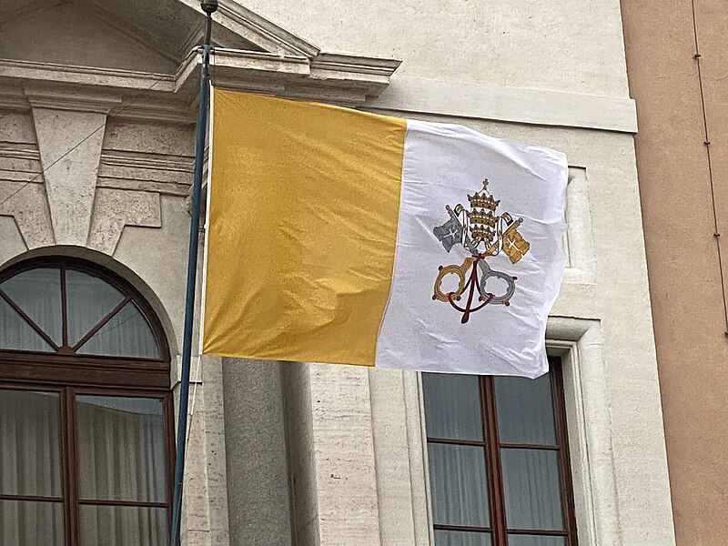 File:Rome Palazzo dei Convertendi 2020 Vatican flag.jpg