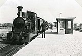 RTM stoomloc 52 (Orenstein & Koppel; bouwjaar 1916) te Spijkenisse met tram naar Hellevoetsluis; 7 april 1950.