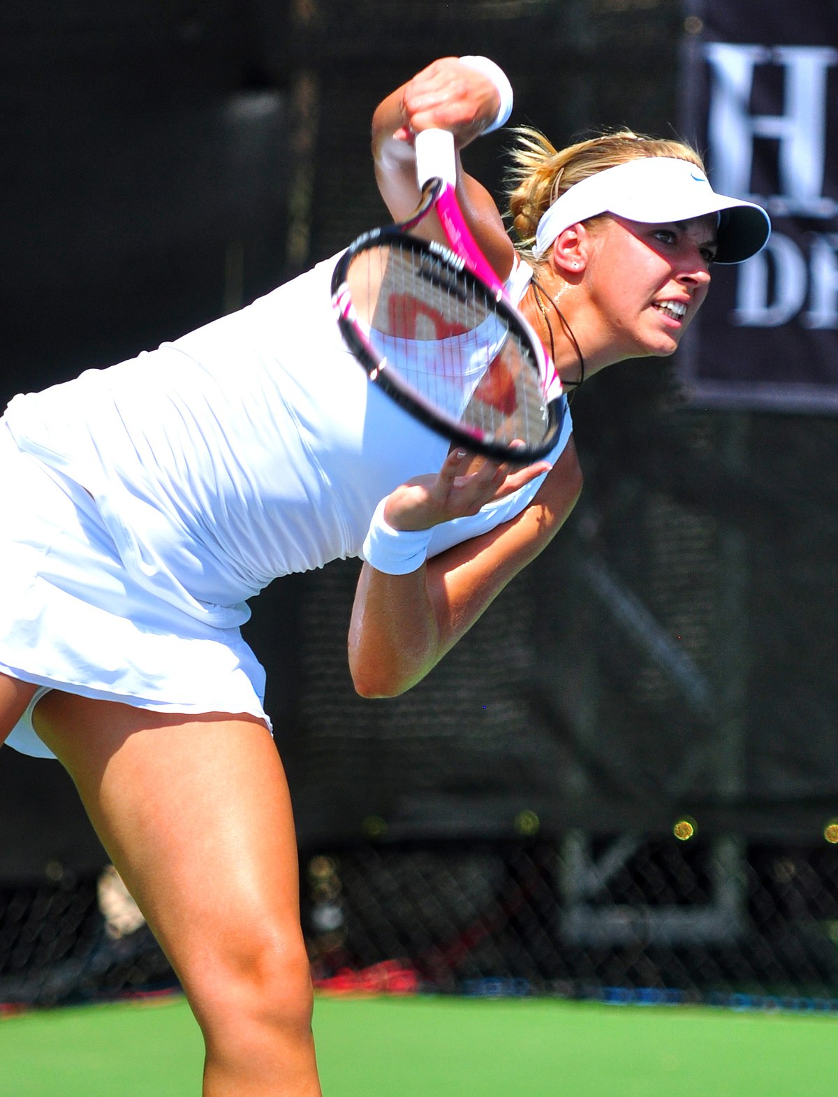 File:Sabine Lisicki 2011 Serve (11).jpg - Wikimedia Commons