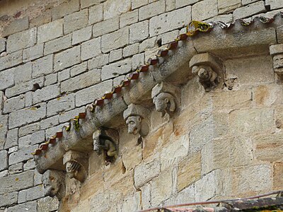 Konsolfiguren an der Ortskirche Saint-Jean Baptiste