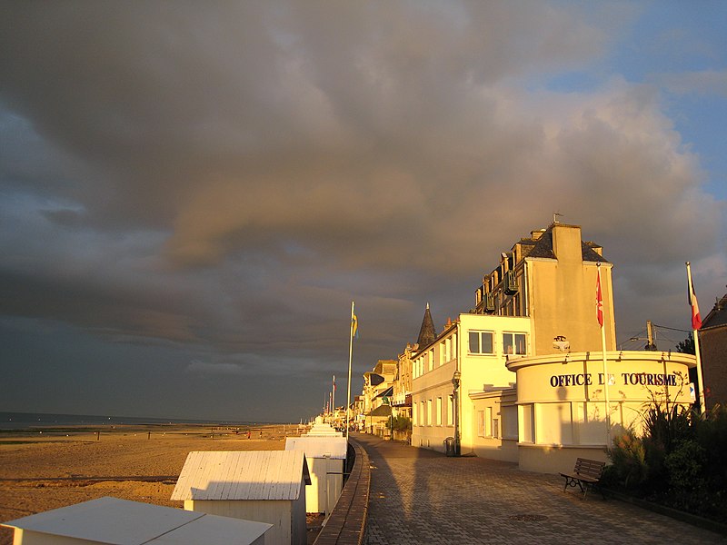 File:Saint-aubin-sur-mer-calvados-front-de-mer-le-soir.jpg