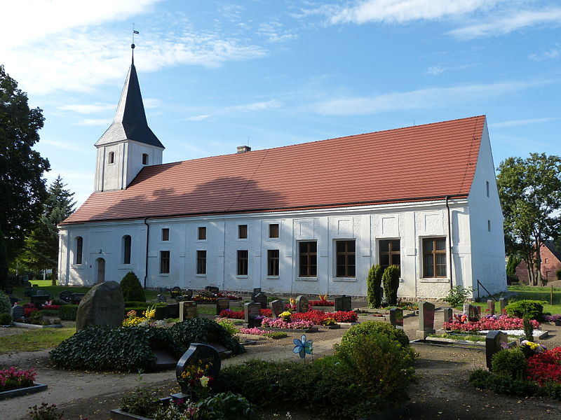 File:Sarnow Kirche Südost.JPG