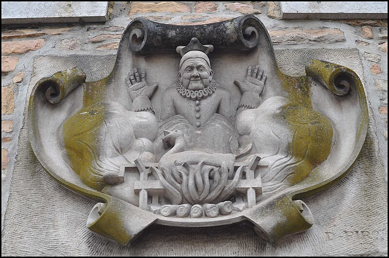 File:Sculpture sur la façade de la maison à l'angle de la rie de Lorraine et du Bd Maréchal Joffre à Beaune.jpg