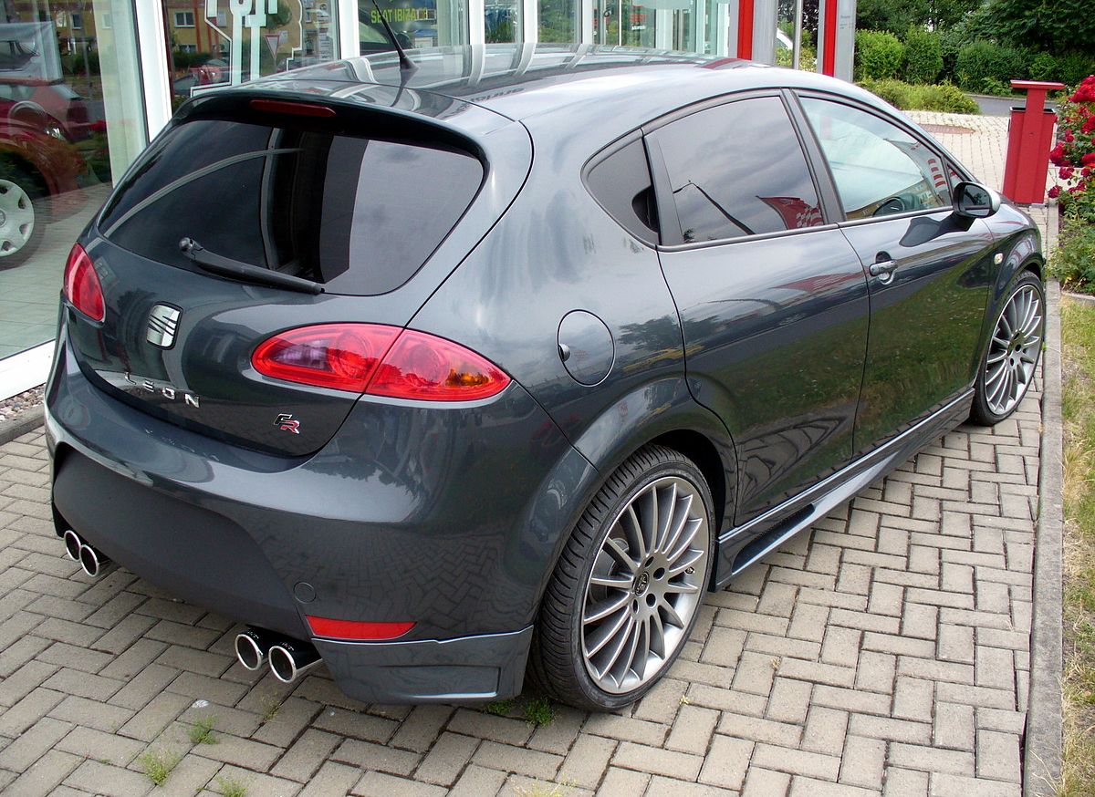 https://upload.wikimedia.org/wikipedia/commons/thumb/b/bf/Seat_Leon_1P_FR_Zenithgrau_Heck.JPG/1200px-Seat_Leon_1P_FR_Zenithgrau_Heck.JPG