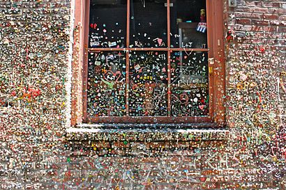 How to get to Gum Wall with public transit - About the place