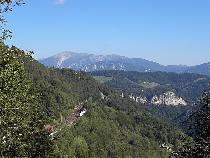 File:Semmering - Semmeringbahn mit Streckenwärterhäuschen und Kartnerkogel-Tunnel - im Hintergrund der Schneeberg.jpg