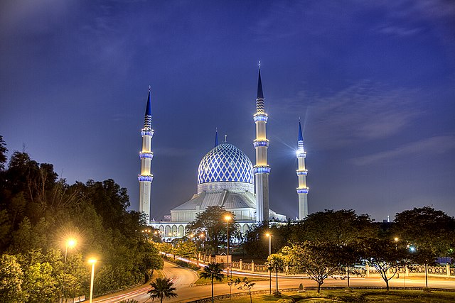 Image: Shah Alam Blue mosque at night