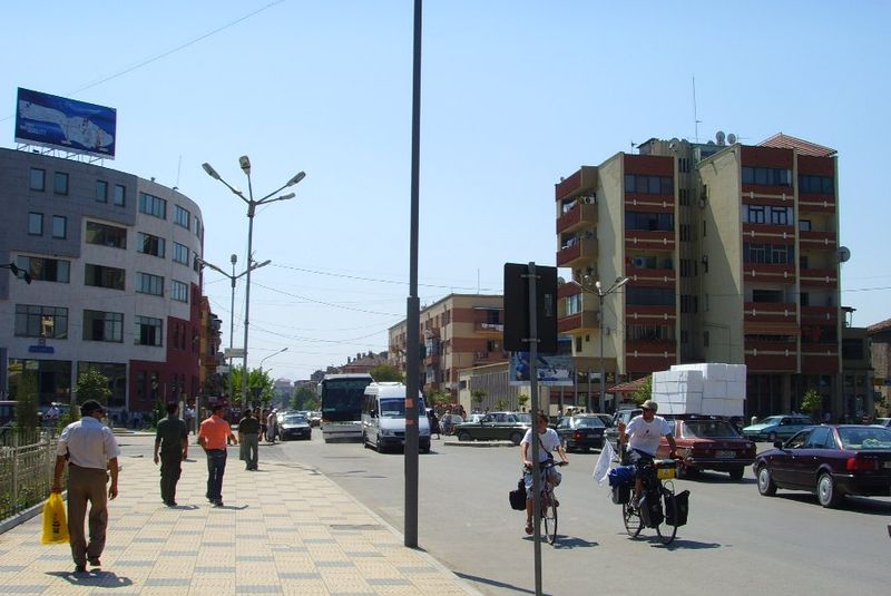 File:Shkoder Stadtzentrum.JPG