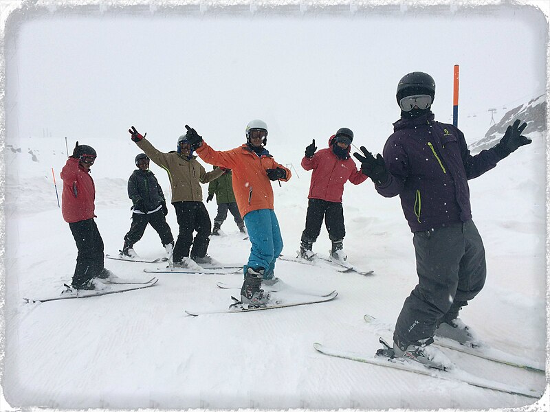 File:Ski dance at Les Elfes.jpg