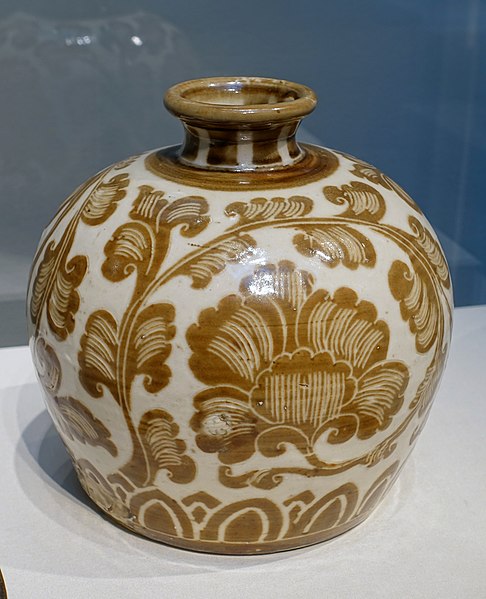 File:Squat bottle, Ding ware, China, Hebei Province, Quyang, Ding kilns, Northern Song dynasty, 1000s to early 1100s, porcelaneous stoneware, iron-tinted slip sgraffiato - Freer Gallery of Art - DSC05039.jpg