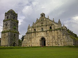 Fachada y campanario de la iglesia de Paoai