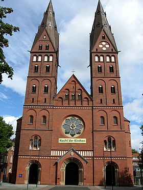 Zachodnia fasada katedry Najświętszej Marii Panny w Hamburgu.