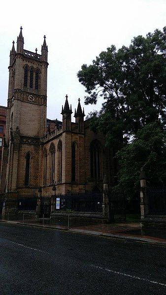 File:St David's Church and the entrance to Ramshorn Cemetery on Ingram Street, Glasgow.jpg